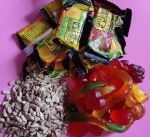 معادل انگلیسی تنقلات رایج ایرانی (پشمک,پفک,لواشک,پاستیل,تخمه,چیپس)