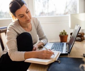 روش‌های تمرین مکالمه زبان فرانسه با خودتان در خانه