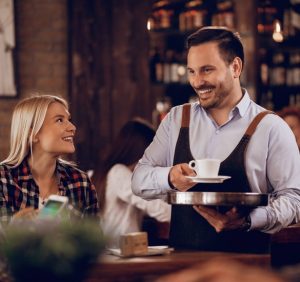 عبارات محاوره‌ای پرکاربرد انگلیسی در رستوران با ترجمه و تلفظ