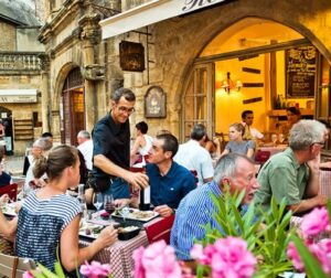 عبارات و لغات ضروری فرانسوی برای سفر توریستی با تلفظ فارسی