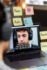 تقویت مهارت شنیداری زبان آلمانی: راهکارهایی برای فهم بهتر مکالمات